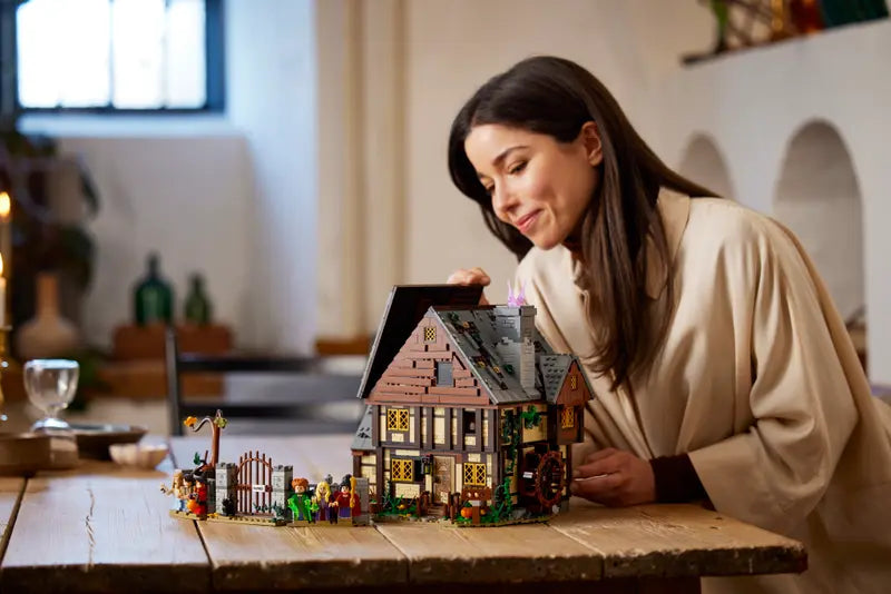 LEGO Ideas Disney Hocus Pocus The Sanderson Sisters’ Cottage (21341)