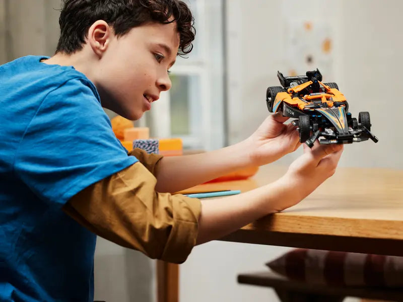 LEGO Technic NEOM McLaren Formule E Voiture de course (42169)