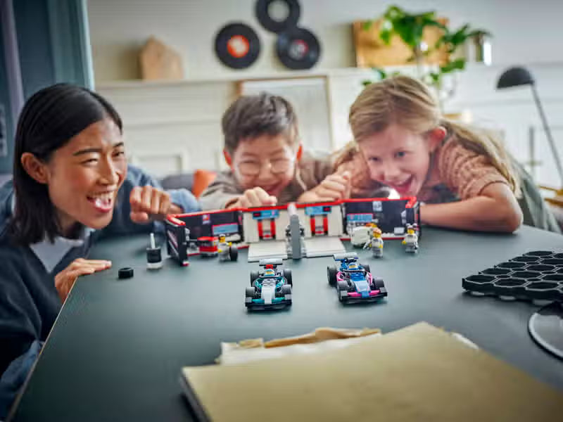 LEGO City F1 Garage und Mercedes-AMG & Alpine Cars (60444)