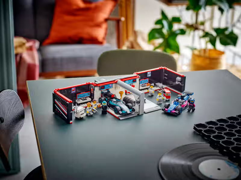 LEGO City F1 Garage und Mercedes-AMG & Alpine Cars (60444)