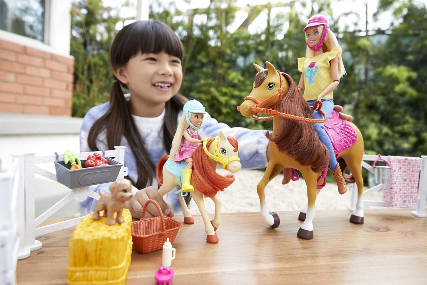 Barbie Hugs 'n Horses Playset with Barbie & Chelsea Dolls | 2 Horses with Bobbling Heads & 15+ Accessories | Ages 3+
