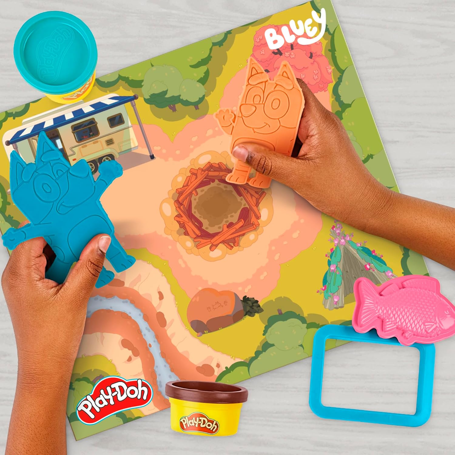 Play-Doh Bluey va camper ensemble de jeu | Aventure autour d'un feu de camp avec Bluey, Bingo et Jean-Luc | Jouet d'art et d'artisanat pour enfants à partir de 3 ans