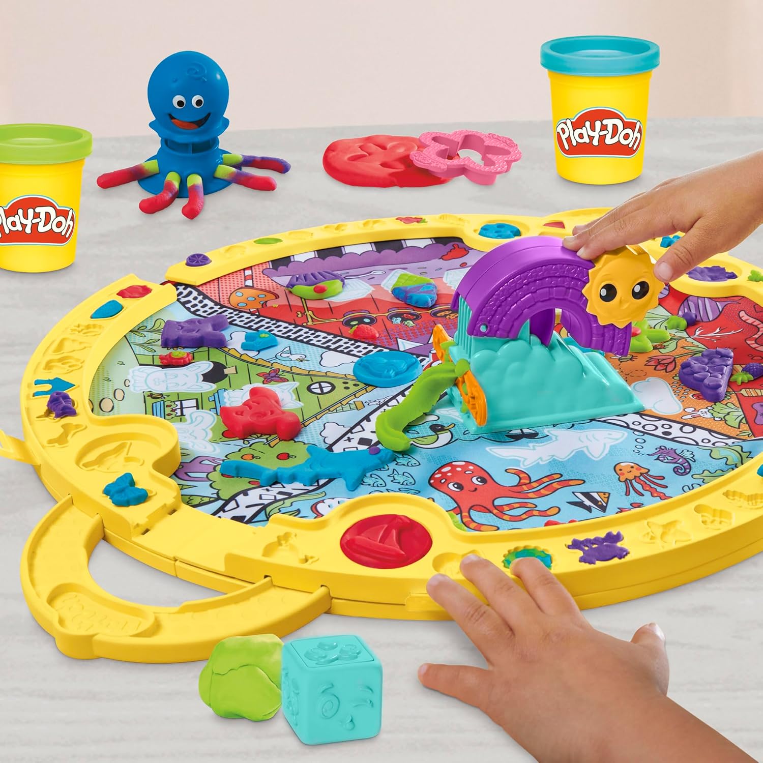 Play-Doh Fold & Go Spielmatten-Starterset | Tragbares Kunst- und Bastelset für Kinder ab 3 Jahren