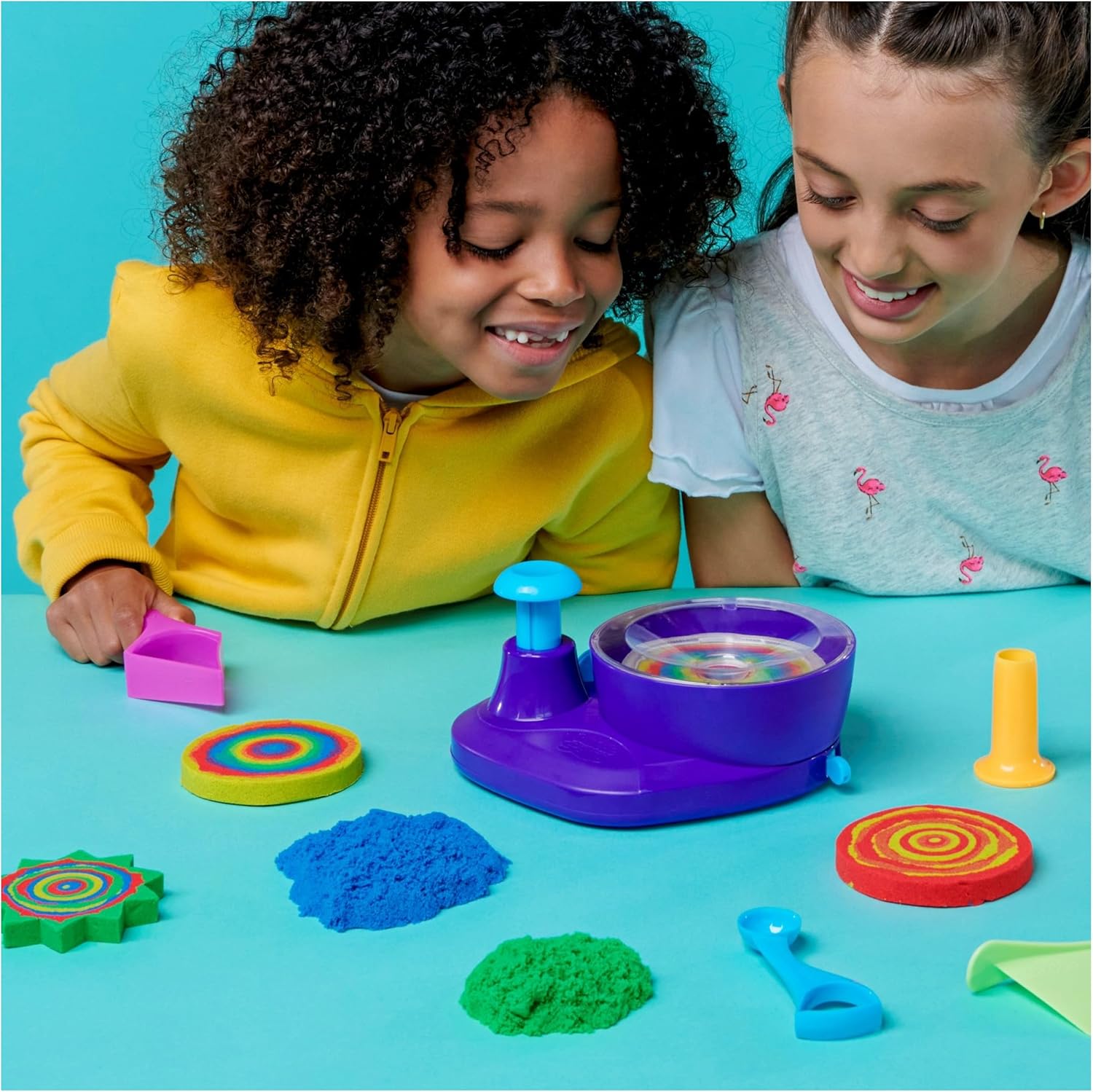 Kinetic Sand, coffret de jeu Swirl N' Surprise avec 907 g de sable de jeu, comprenant rouge, bleu, vert, jaune et 4 outils