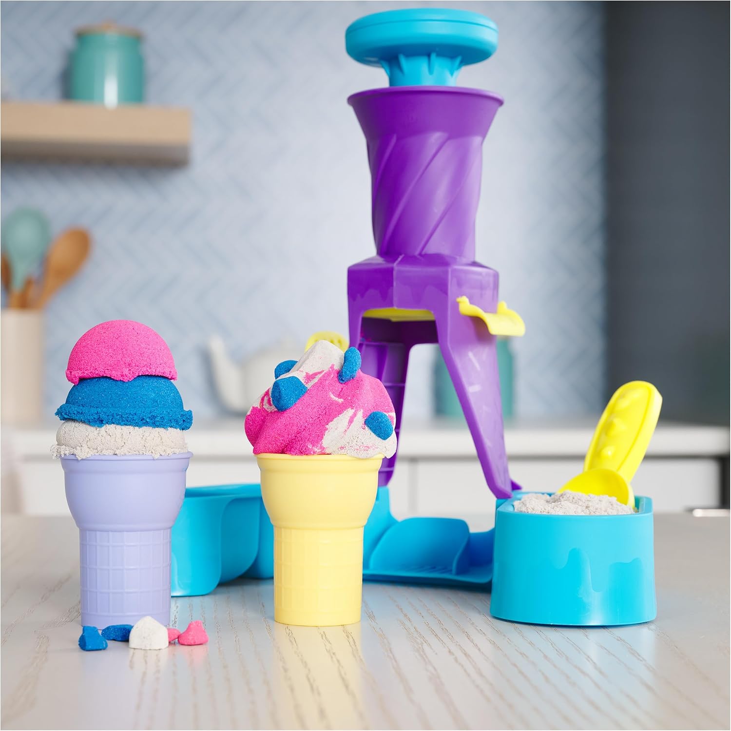 Kinetic Sand, Soft Serve Station with 396 g Play Sand (Blue, Pink & White), 2 Ice Cream Cones & 2 Tools