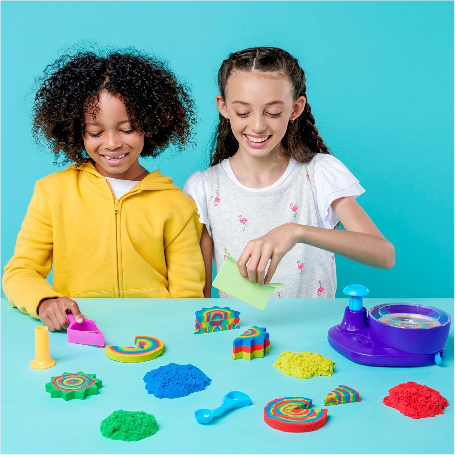 Kinetic Sand, coffret de jeu Swirl N' Surprise avec 907 g de sable de jeu, comprenant rouge, bleu, vert, jaune et 4 outils