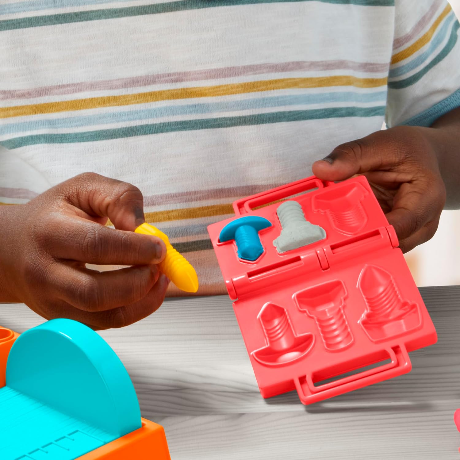Set da gioco Play-Doh per banco attrezzi con timbri e seghe | Laboratorio di costruzione per bambini dai 3 anni in su