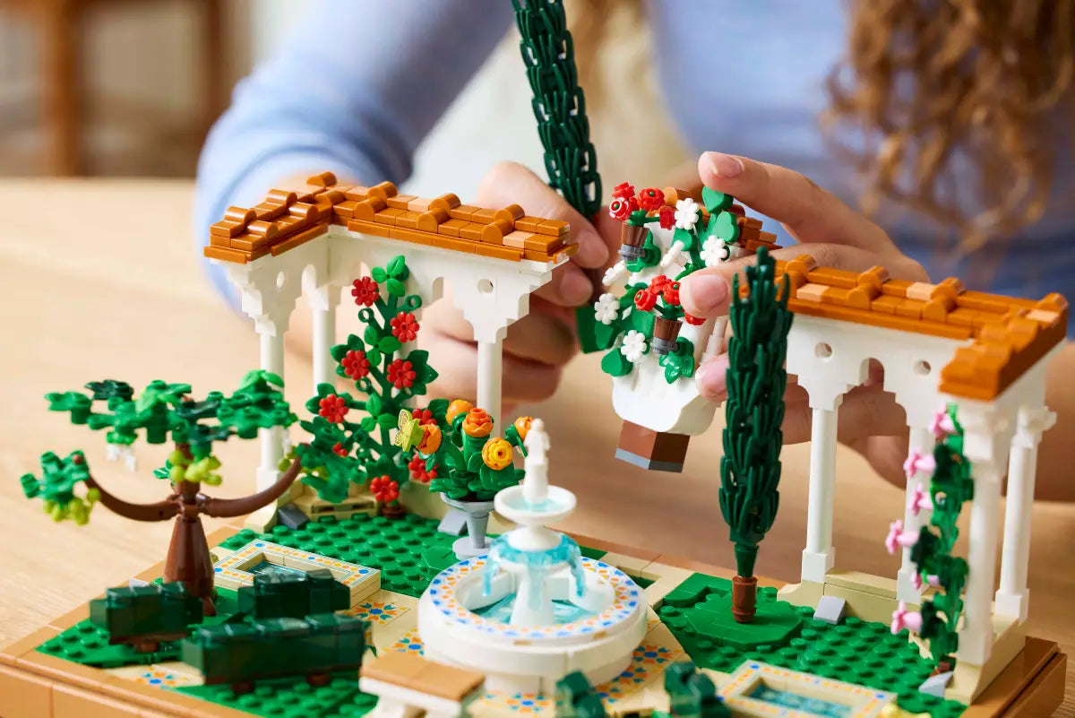 LEGO Icons Fountain Garden (10359)