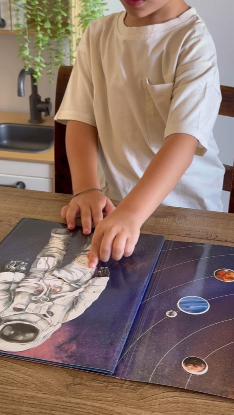 MAGBOOK - magnetic book - Space