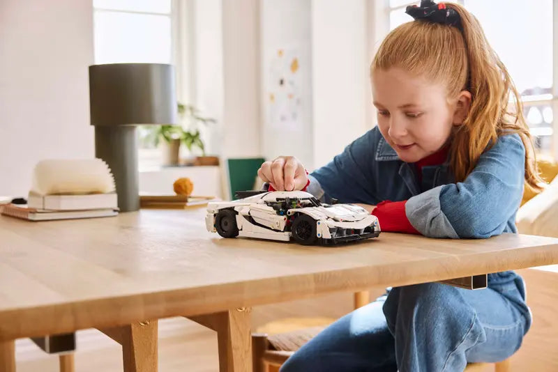 LEGO Technic White Hypercar – Koenigsegg Jesko Absolut (42184)