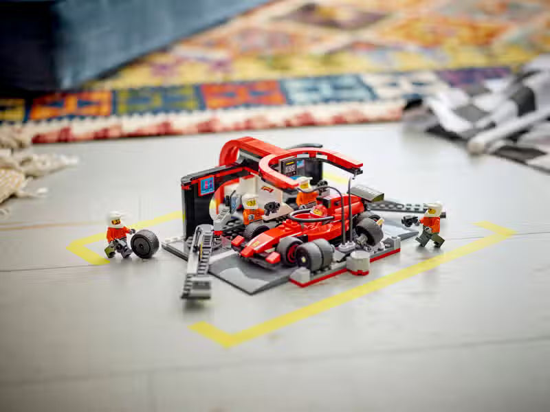 LEGO City F1 Pit Stop and Ferrari Pit Crew (60443)