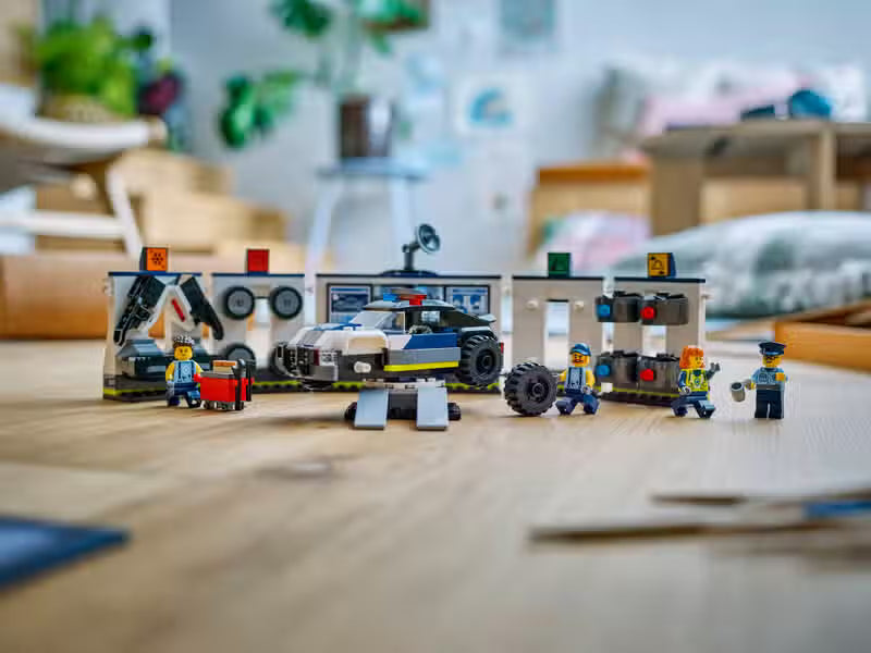 LEGO City Police Car Tuning Garage (60457)