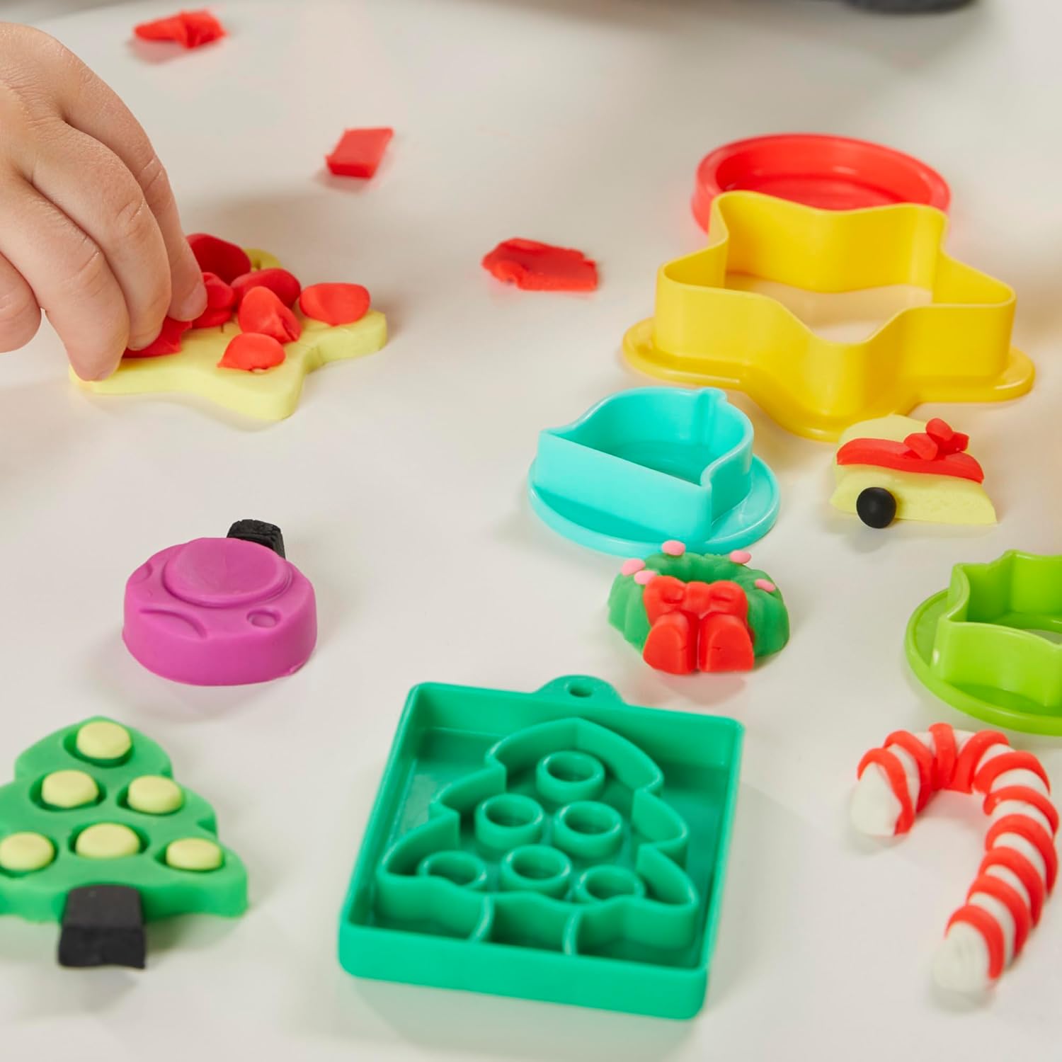 Play-Doh Feiertags-Werkzeugset | 43 Accessoires und 10 Farben | Ganzjähriges Kunst- und Bastelset für Kinder ab 3 Jahren