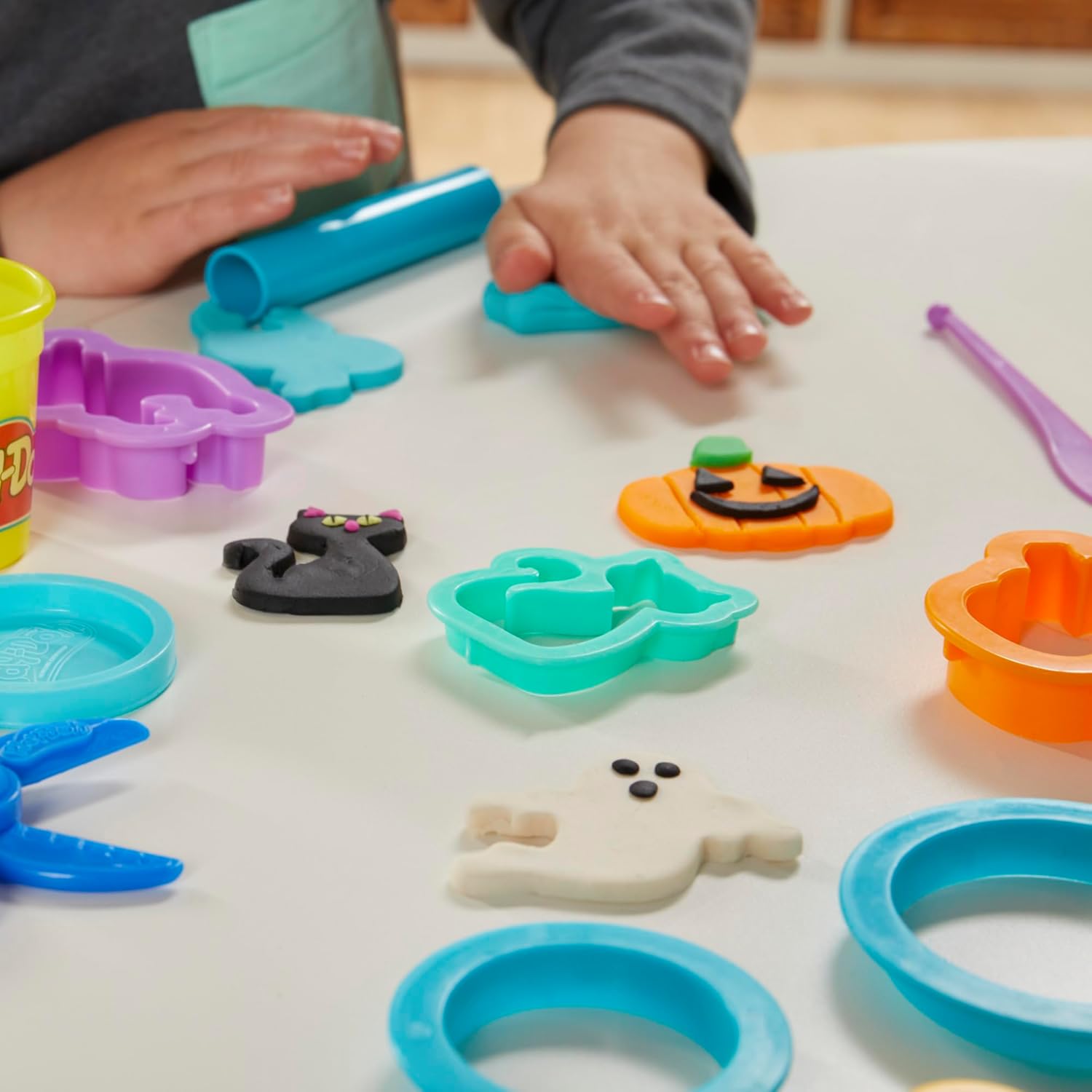 Play-Doh Feiertags-Werkzeugset | 43 Accessoires und 10 Farben | Ganzjähriges Kunst- und Bastelset für Kinder ab 3 Jahren