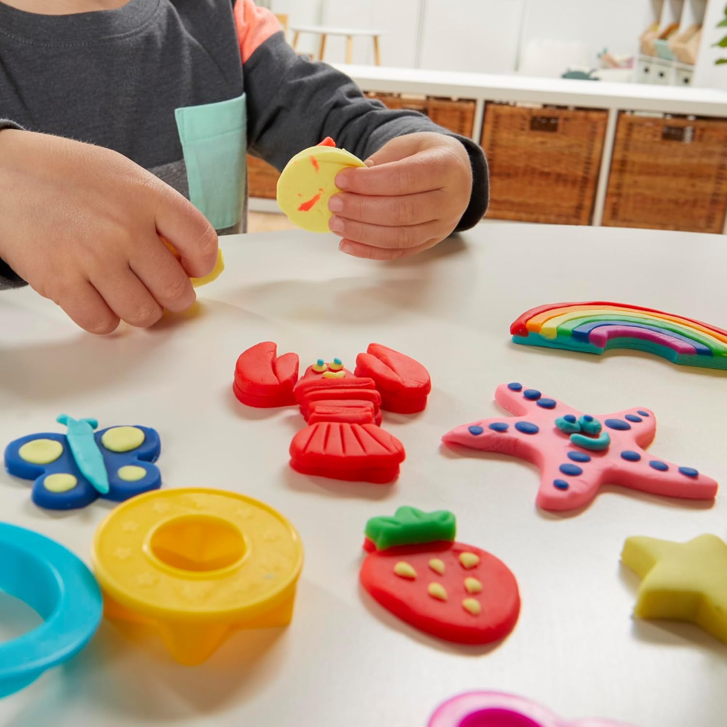 Play-Doh Feiertags-Werkzeugset | 43 Accessoires und 10 Farben | Ganzjähriges Kunst- und Bastelset für Kinder ab 3 Jahren