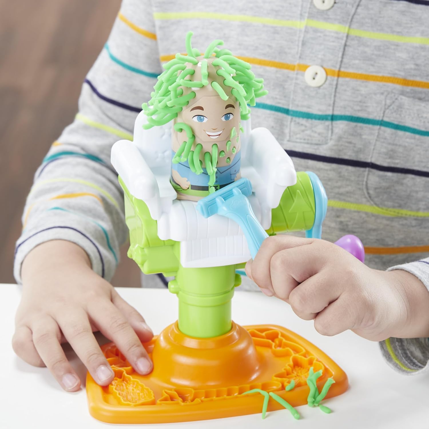 Play-Doh Buzz ’n Cut Fuzzy Pumper Barber Shop Set | Electric Buzzer & 5 Colors | Ages 3+