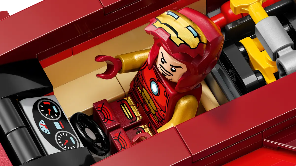 Iron Man Car & Black Panther vs. Red Hulk (76310)