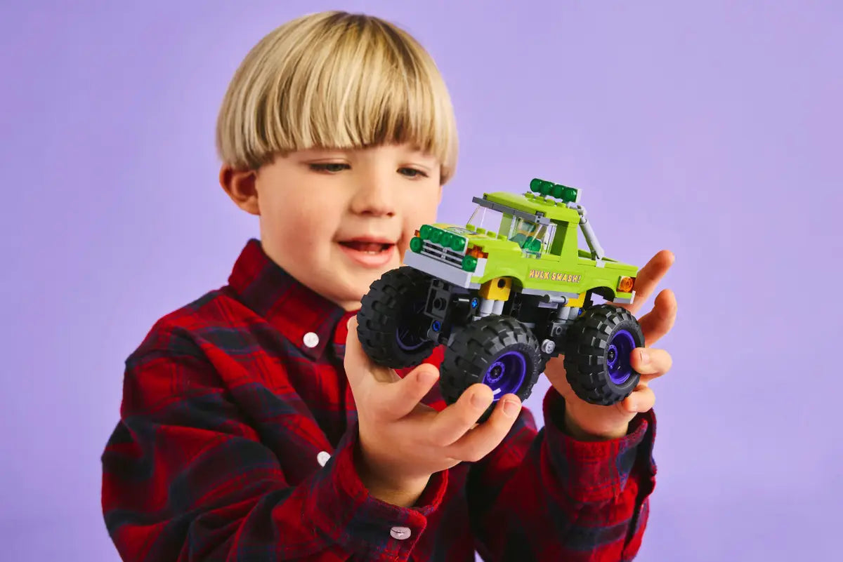The Hulk Truck vs. Thanos (76312)