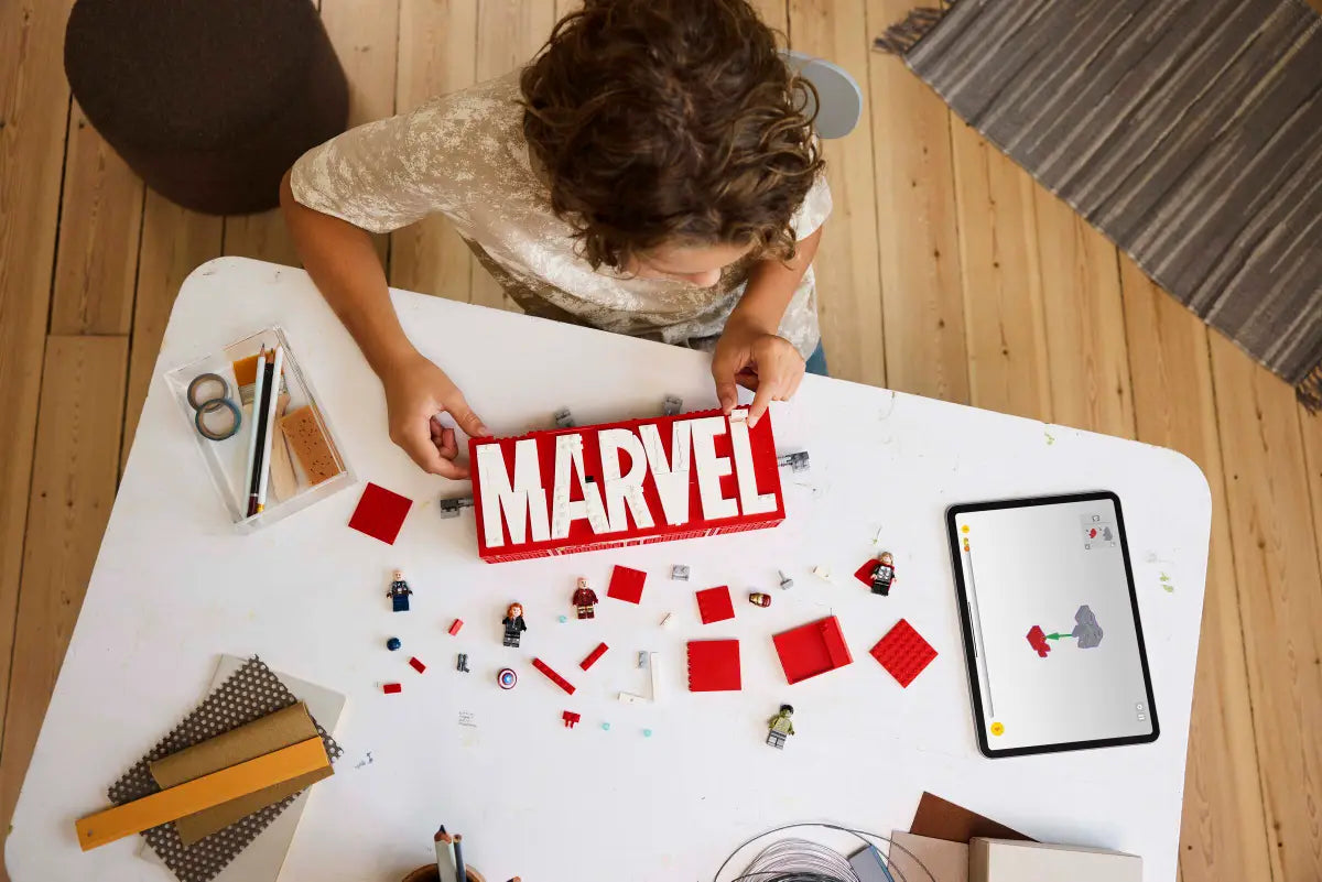 Logo et figurines MARVEL (76313)