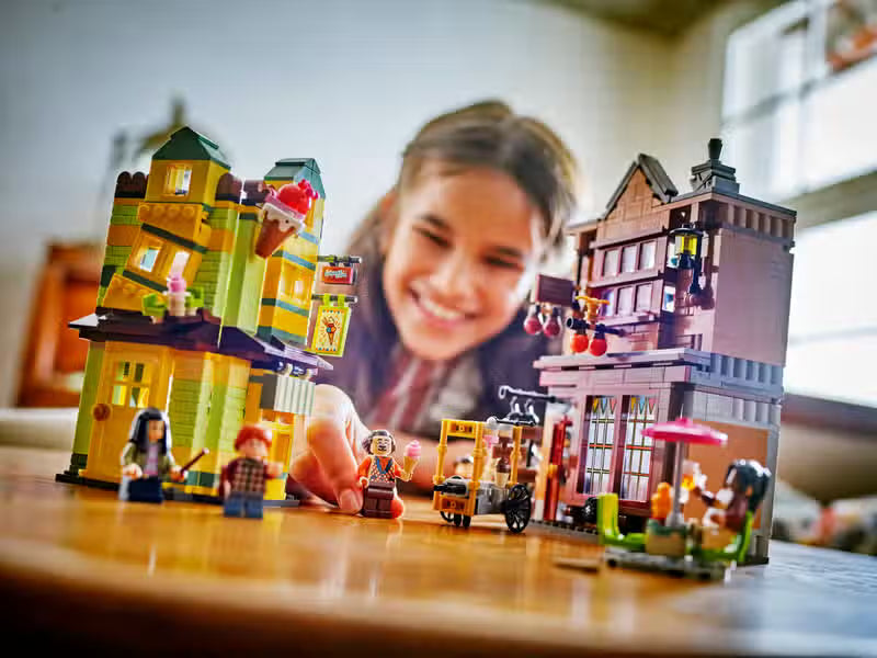 LEGO Harry Potter Quality Quidditch Supplies & Florean Fortescue’s Ice Cream Parlor (76452)
