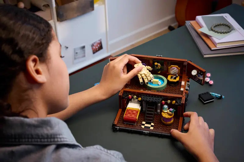 LEGO Wednesday Thing and His Apartment (76785)