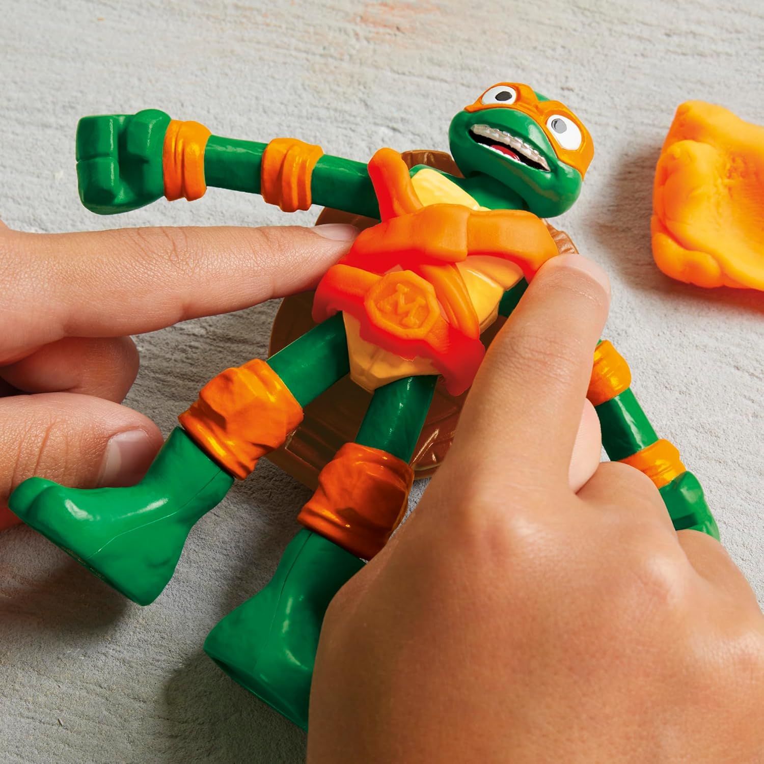 Play-Doh Teenage Mutant Ninja Turtles Slice & Blast Pizza-Spielset | Bendy Michelangelo Figur & Pizza Blaster | Spielzeug für Kinder ab 4 Jahren