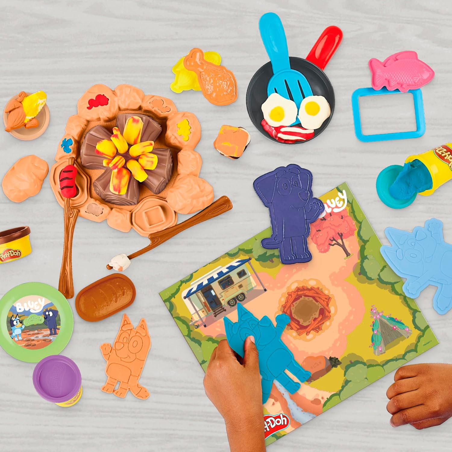 Play-Doh Bluey Goes Camping-Spielset | Lagerfeuerabenteuer mit Bluey, Bingo & Jean-Luc | Kunst- und Bastelspielzeug für Kinder ab 3 Jahren