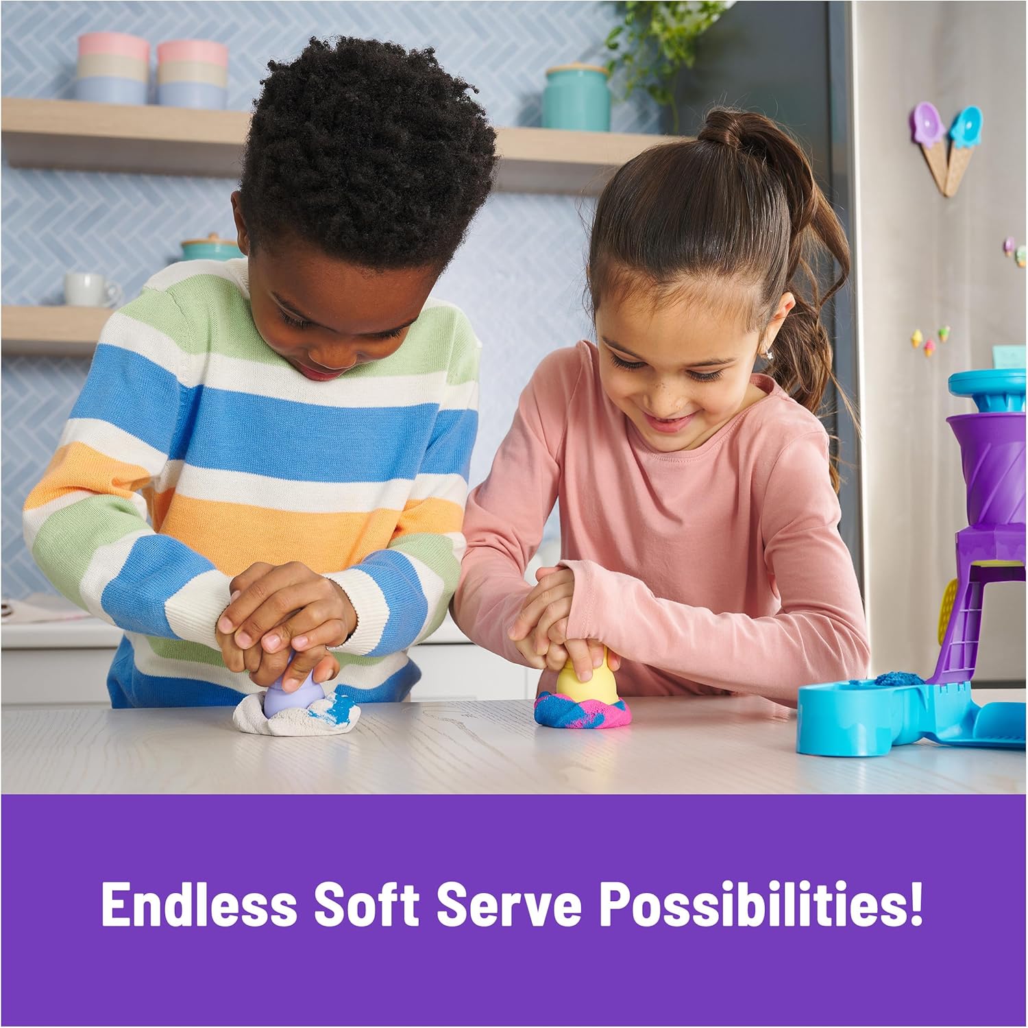 Kinetic Sand, Soft Serve Station with 396 g Play Sand (Blue, Pink & White), 2 Ice Cream Cones & 2 Tools